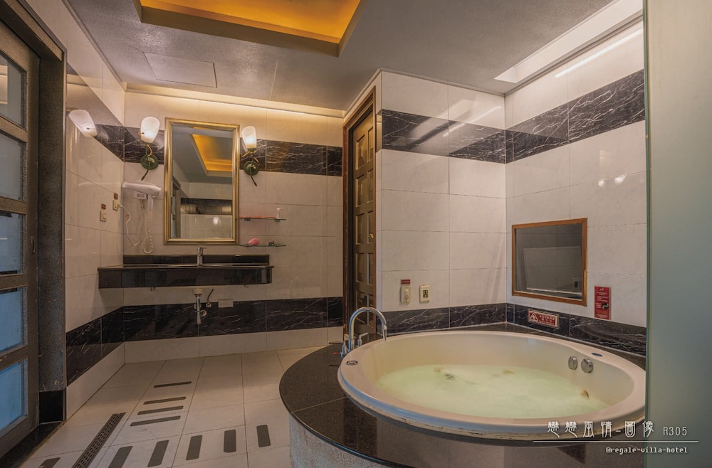 Regale Villa Hotel