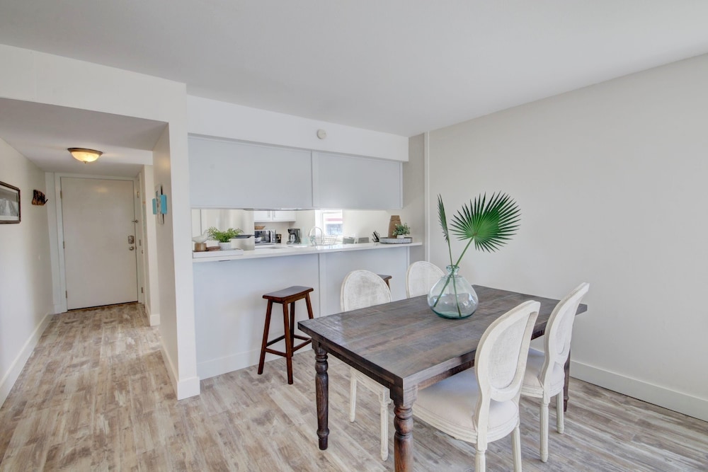 530 El Matador 2 Bedroom Condo by RedAwning