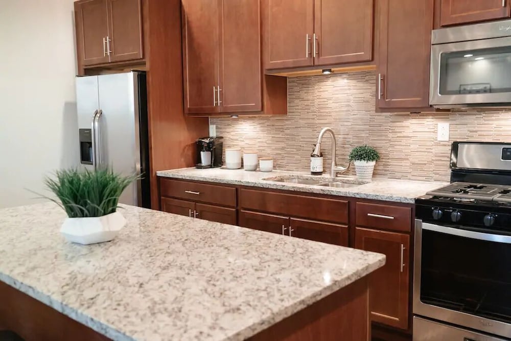 2BR Apt - Central Modern