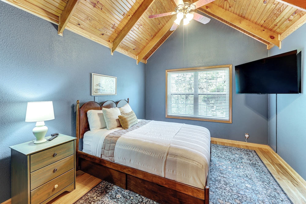 Creek Access, Games: Family-friendly Royal Retreat
