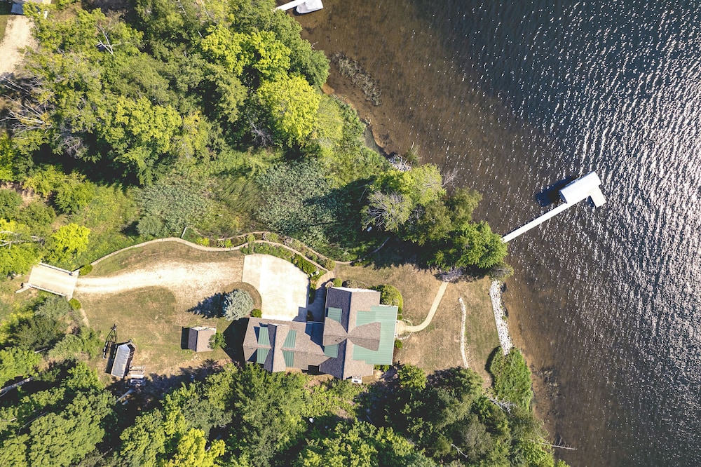 Hamlin Lake Retreat: Spacious Stay for Groups!