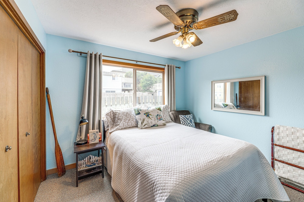 Walk to Beach: Dog-friendly Home in Lincoln City