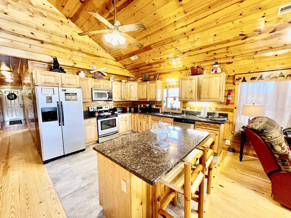 Little Sugar Camp 3 Bedroom Cabin by RedAwning