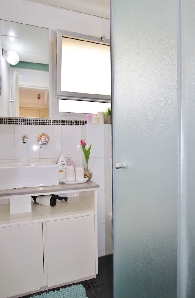 Designer Apt Great Location Hilton beach