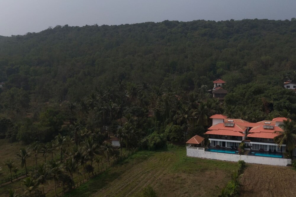 Field View Villa With Pool Perfect for Big Groups