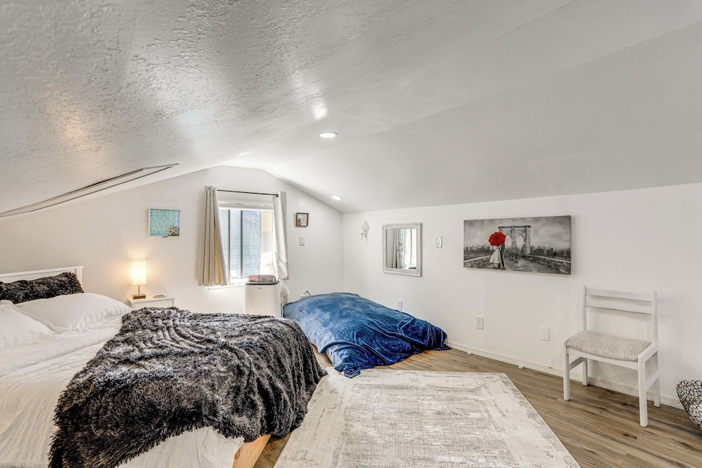 1 Mi to Green Lake: Family-friendly Seattle Home