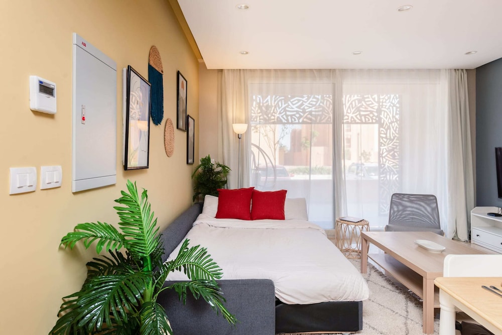 Xuru Stays I Exotic 1bdr w/ Outdoor Terrace Pool & Beach Access