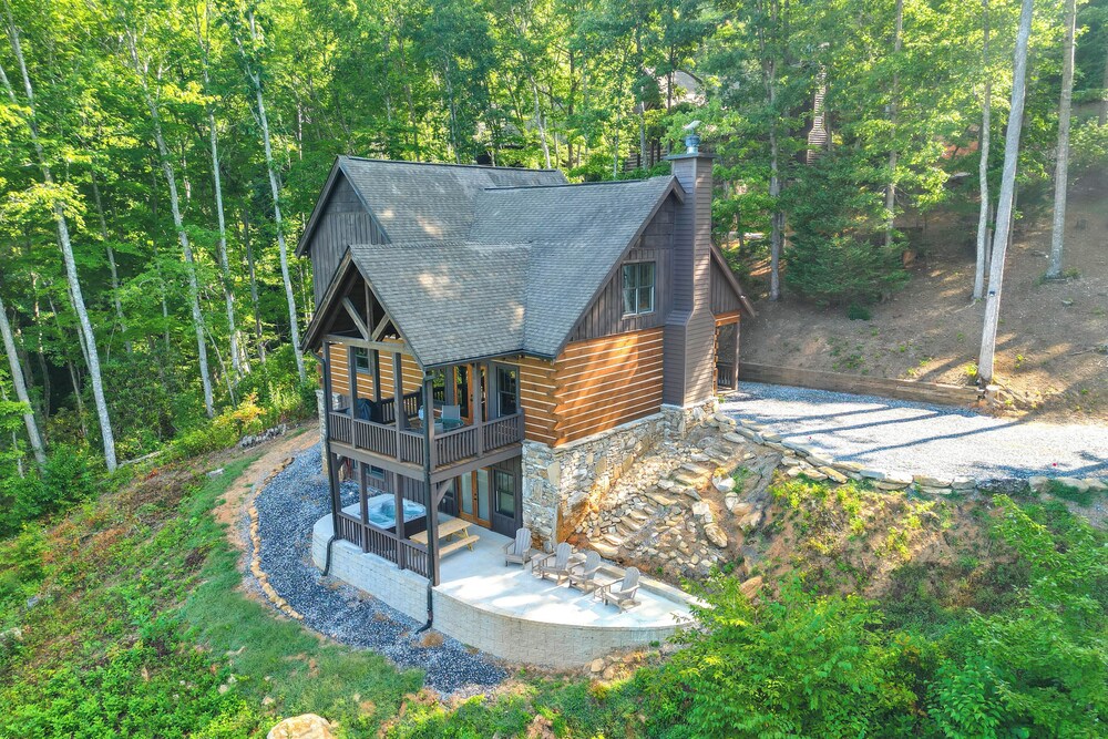 Hot Tub + Pool Table: Cozy Franklin Cabin! view 5