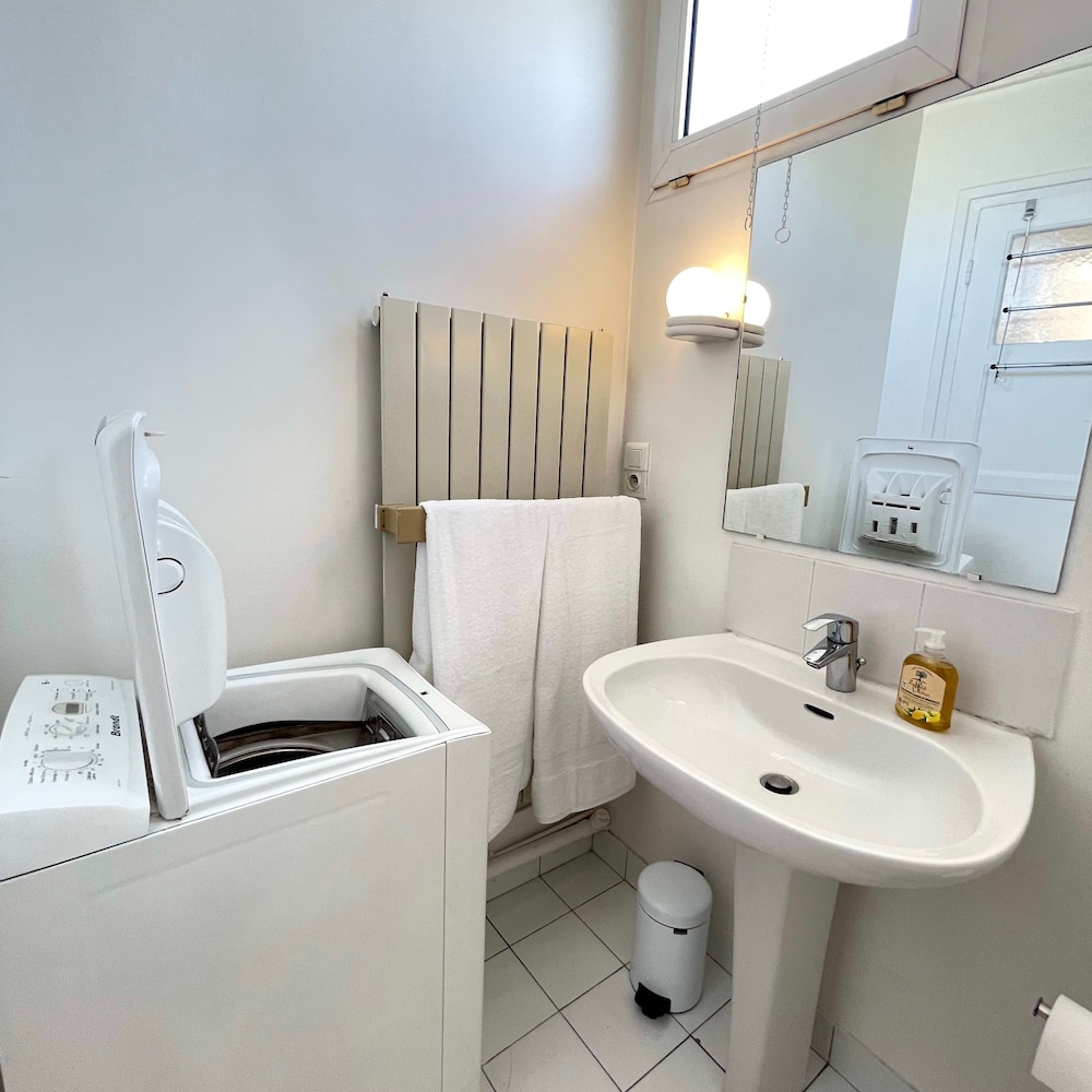 Amiral View Great 1 Bedroom Apartment in Paris