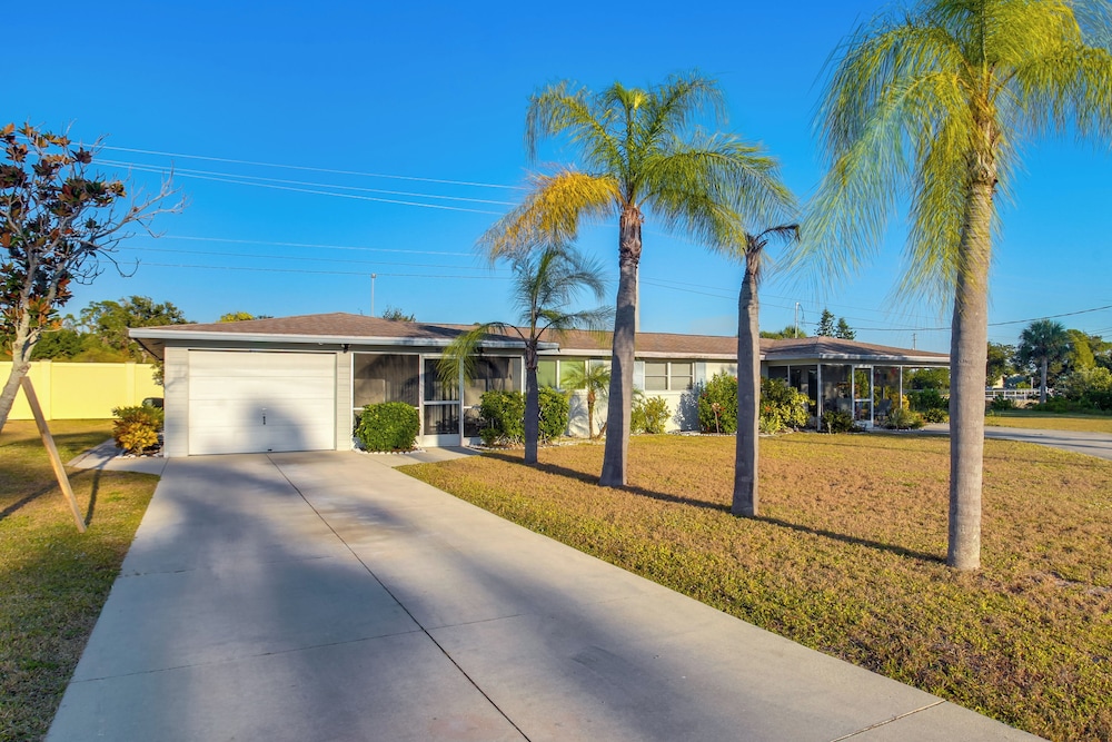 3 Mi to Beach! Sunny Englewood Retreat w/ Lanai