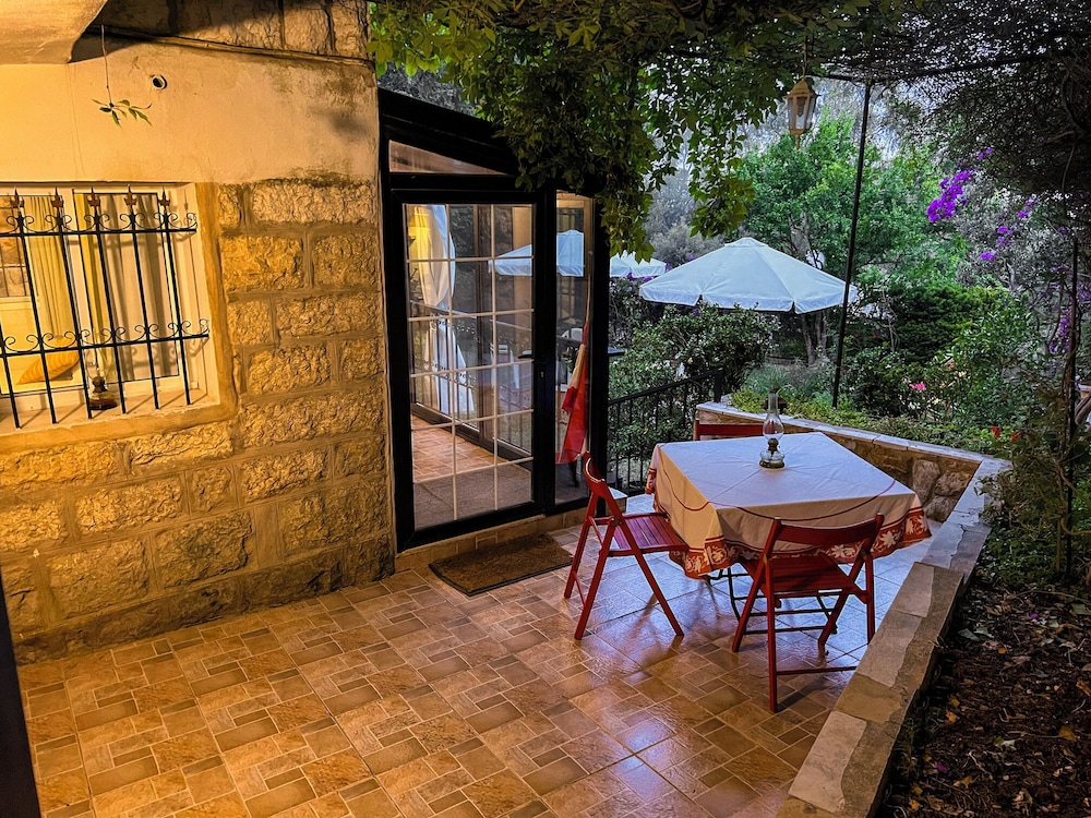Les Bougainvilliers GuestHouse by Hansa