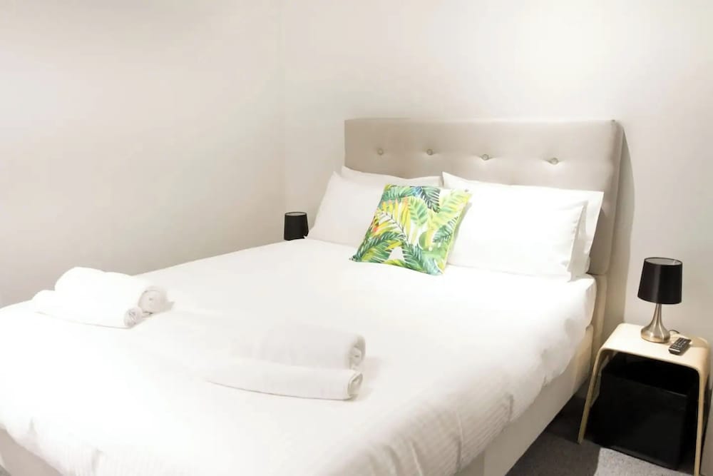 Modern + Spacious 2bd/2bath - Stunning City Views!