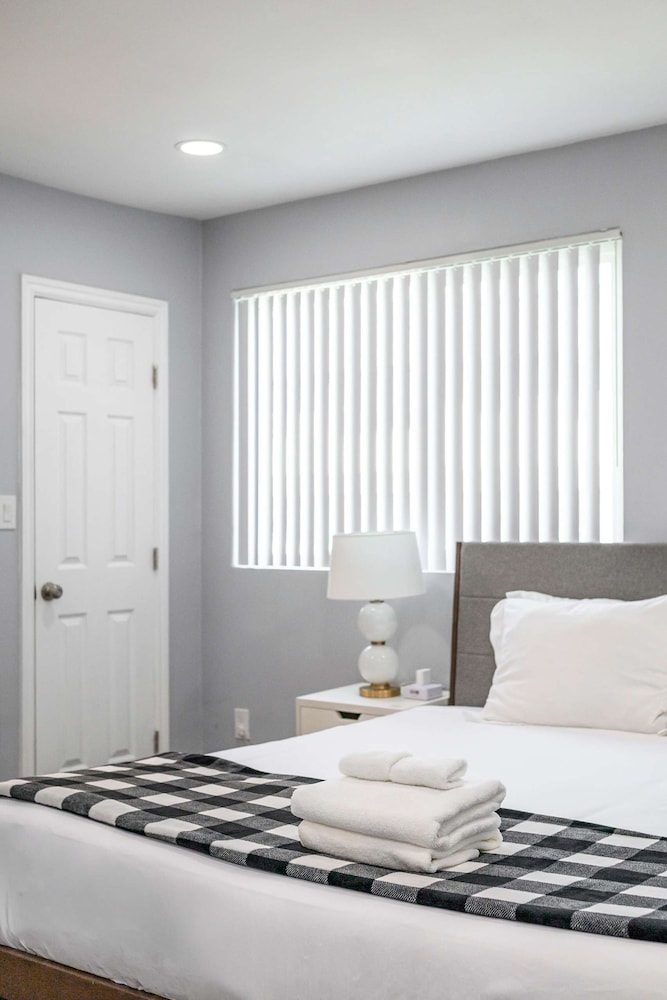 Chic Modern Stay w Patio Near LA Best Sights6