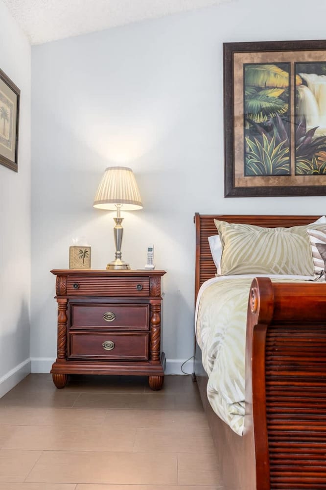 Desert Flower- Ironwood CC Condo Pool Spa
