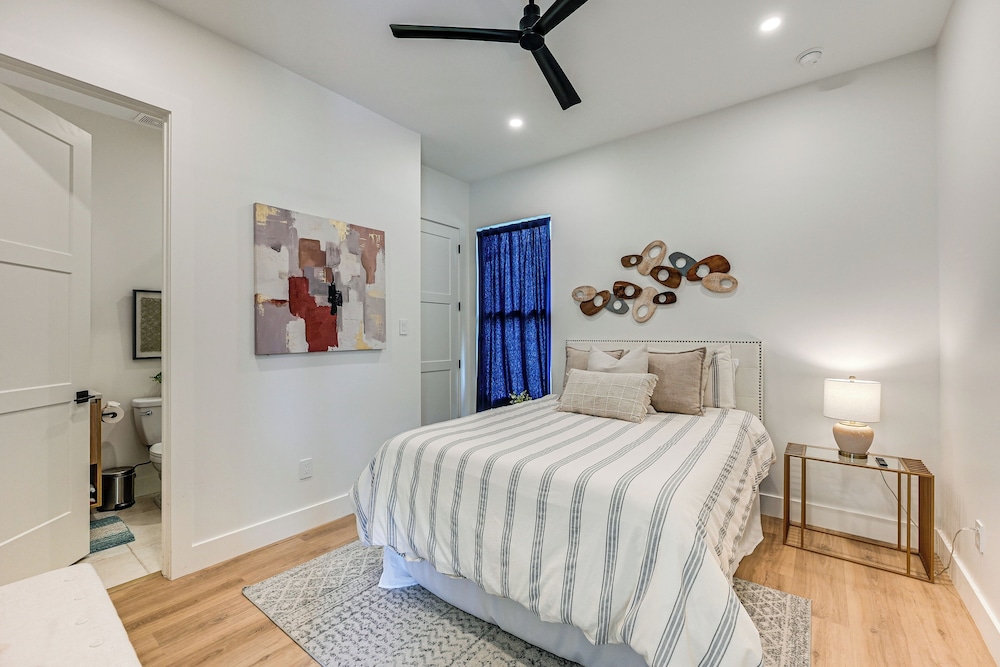 Luxe Outdoor Living: Naples Getaway 2 Mi to Beach!