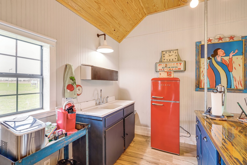 Large Yard + Pond: Fayetteville Rural Retreat