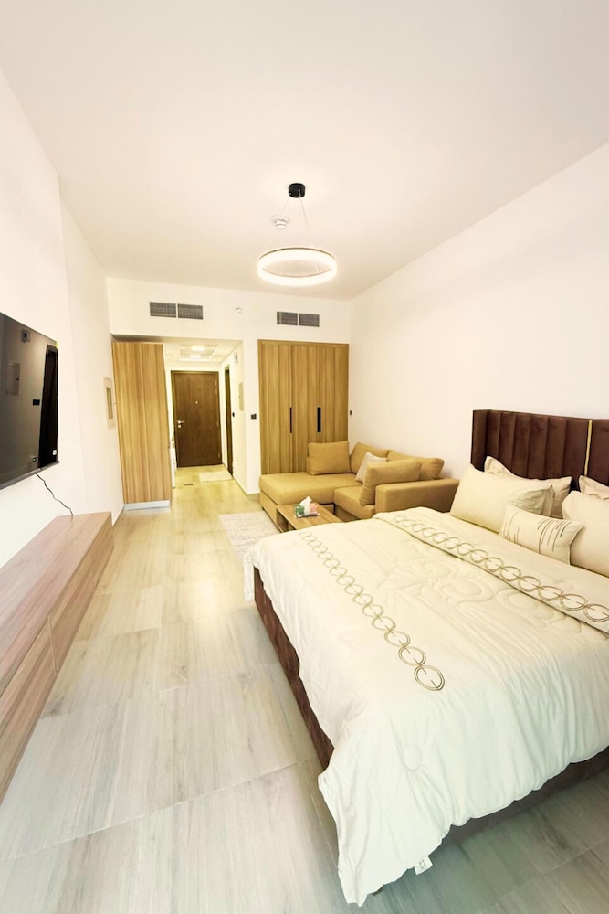 Stylish Studio Pool View JVC Elysee 3