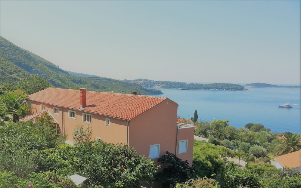 Hotel Apartmani Ana - Image 1