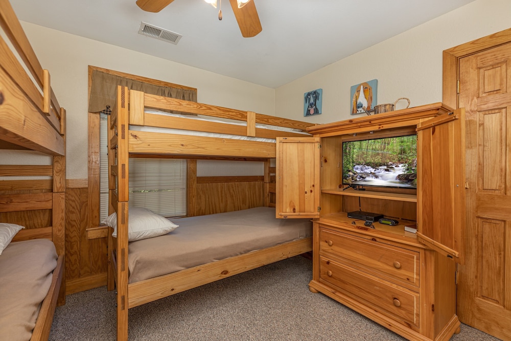 Magnolia Place 5 - Eight Bedroom Chalet view 2