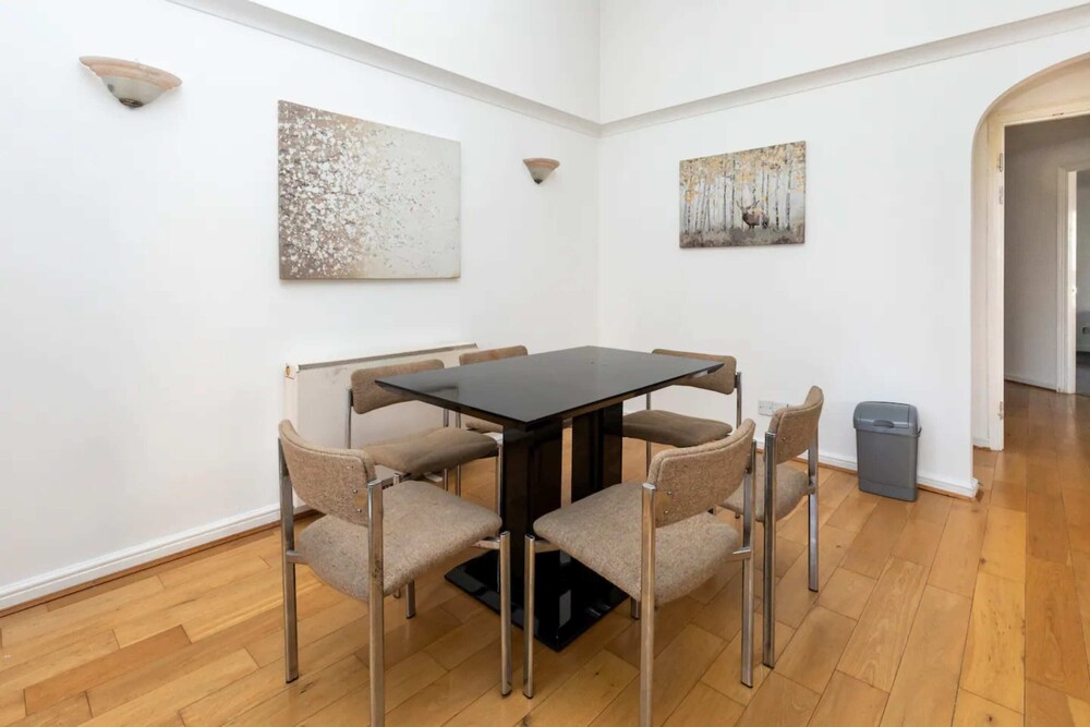 Top Floor 1BD Flat With Balcony - Isle of Dogs