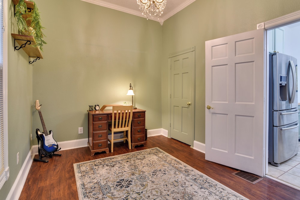 < 1 Mi to Moda Center: Walkable Portland Retreat!