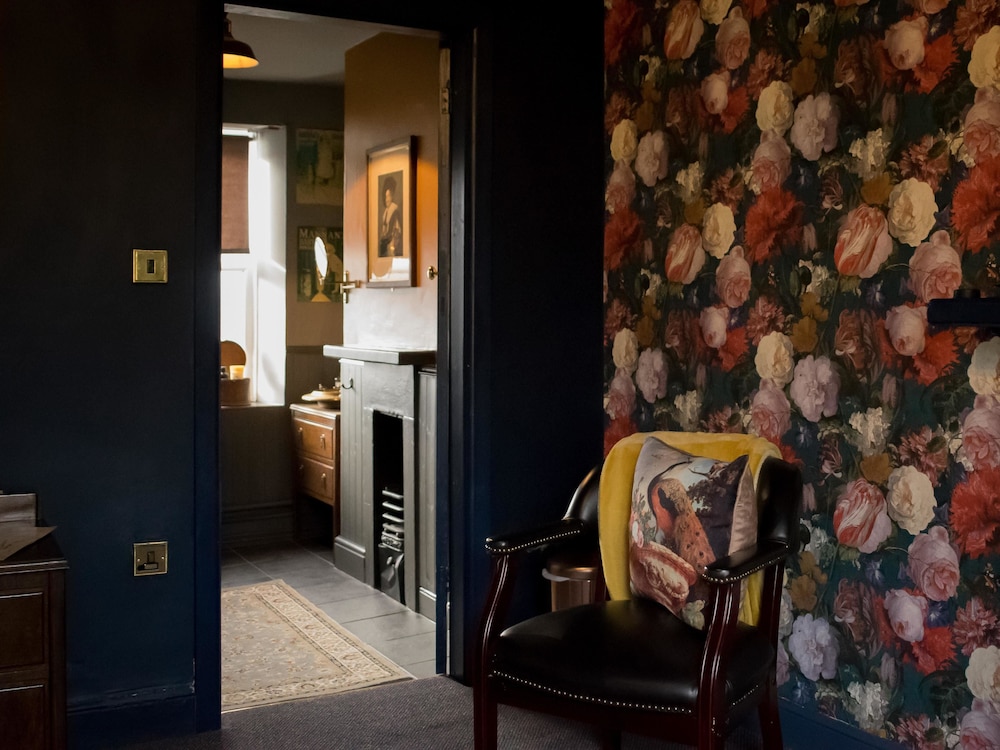 Gin Lounge Rooms