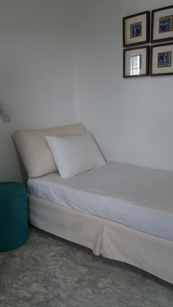 Manos Rooms