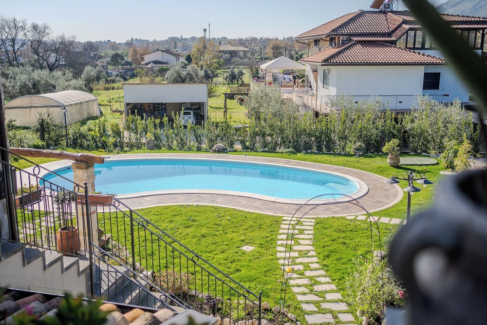 Casale nel Verde con Piscina e Vista