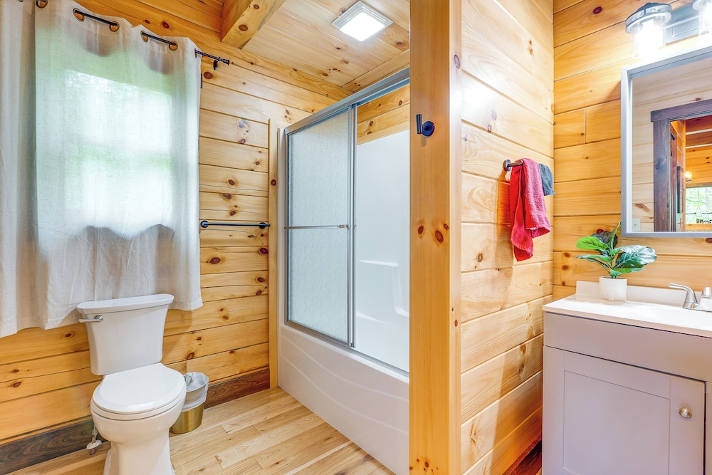 15 Mi to Hocking Hills: Secluded Cabin w/ Hot Tub