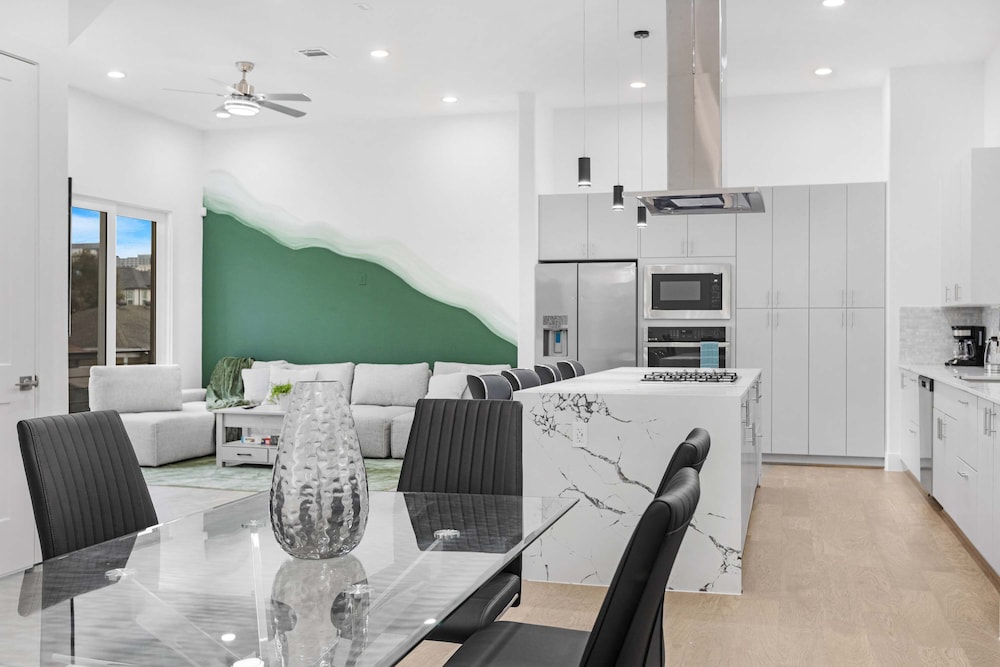 Houston 6 Bedroom Home