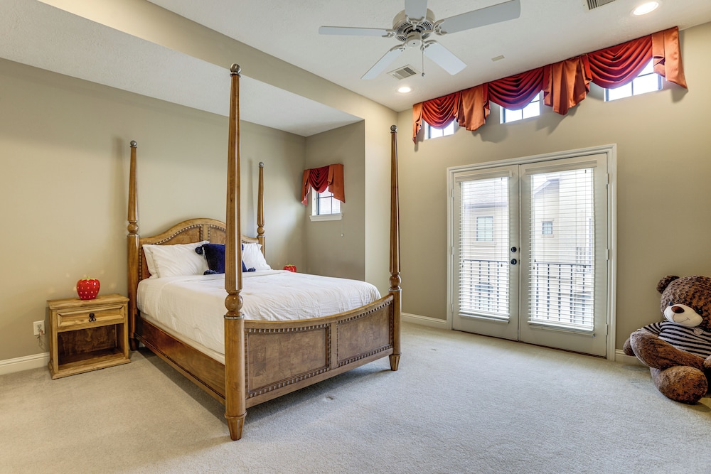 Walk to Shops & Eats: Family Retreat in Houston