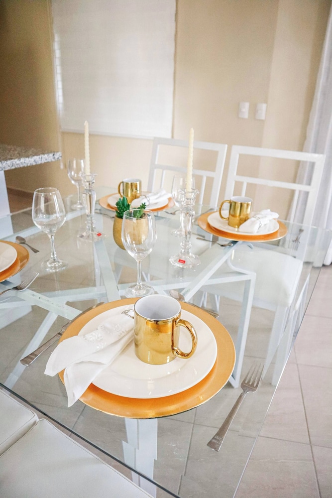 Family apt Centric Near Historic Center Boardwalk