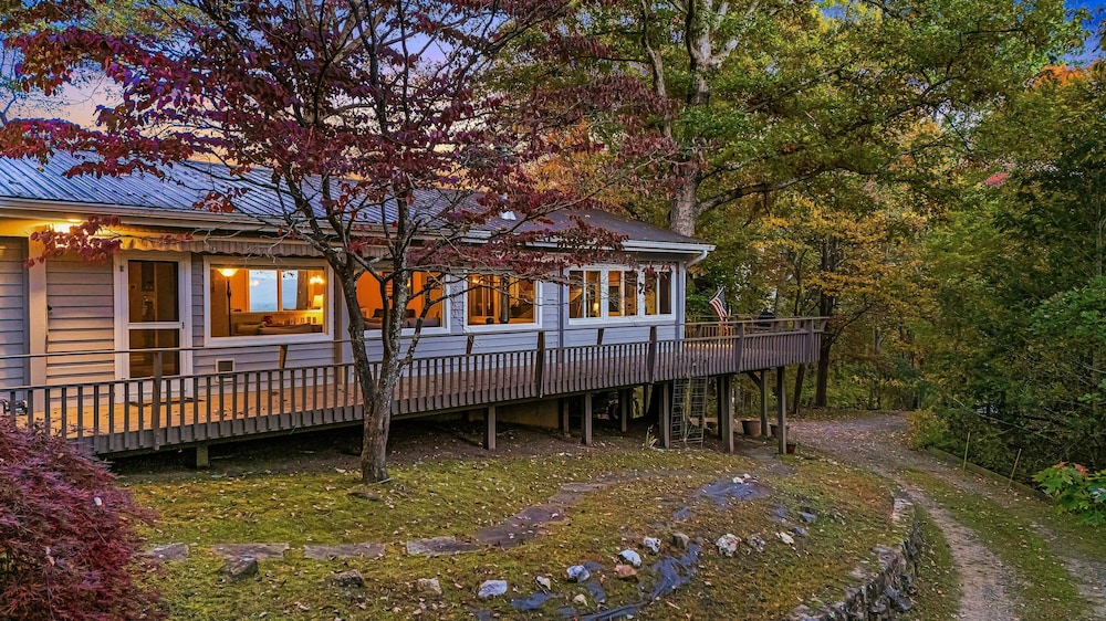 Cabin in the Sky by Avantstay Deck w Views