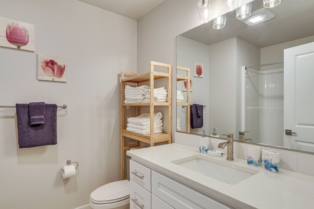 Columbia River Views: Spacious Hammond Getaway!