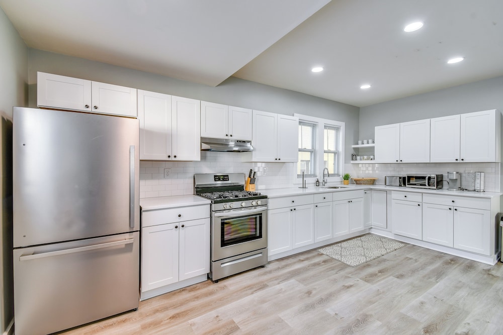 2 Mi to Dtwn: Syracuse Gem w/ Screened Porch