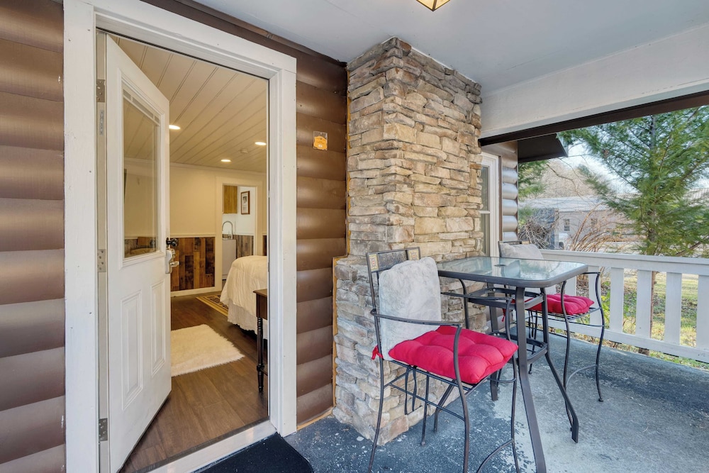 Creekside Haven by Avantstay Hot Tub, Fire Pit, Outdoor Dining Area Nestled Next to Creek