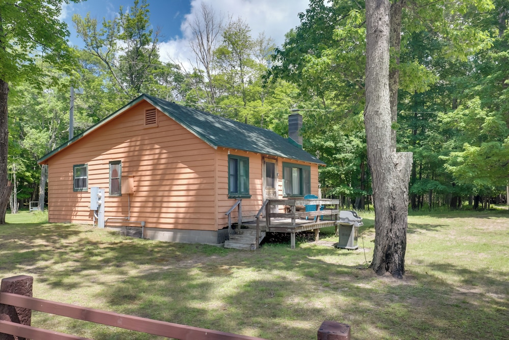 South Twin Lake Cabin w/ Dock, Steps to Water