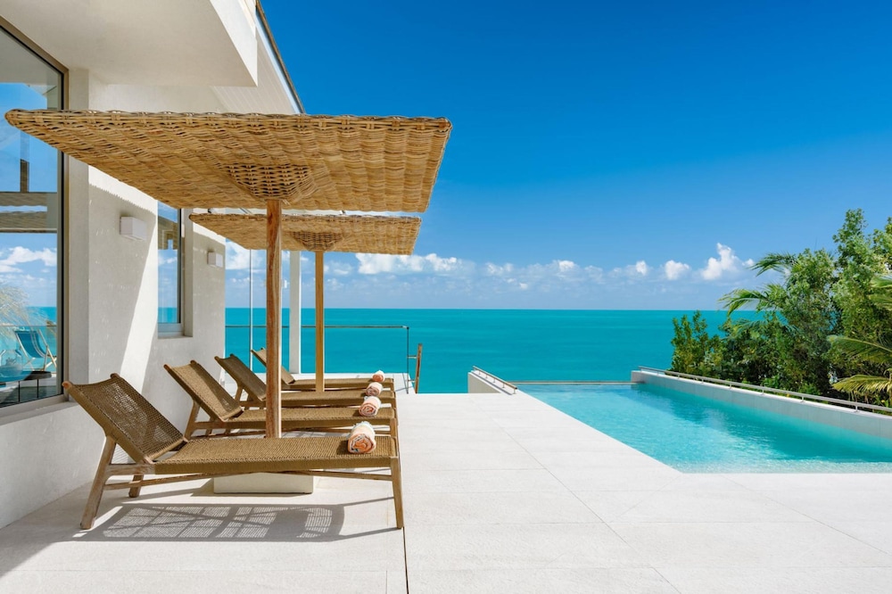La Mer Villa West Luxury Oceanfront on Sapodilla Bay