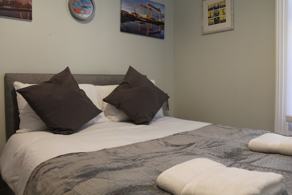 Stunning 4-bed House in Belfast view 4