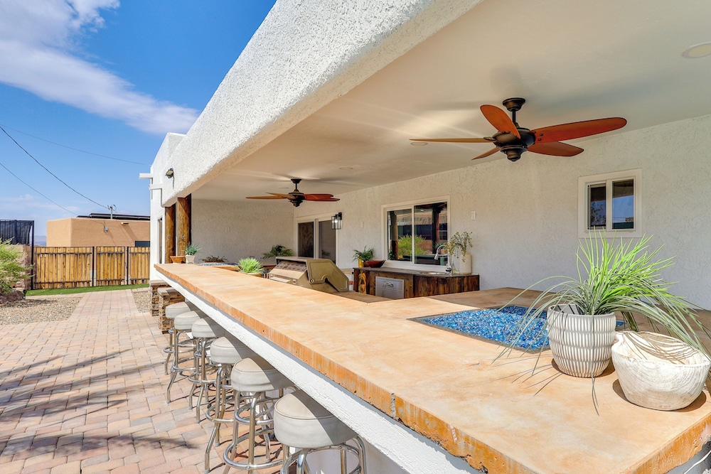 Poolside Relaxation: Group-friendly Home in Havasu
