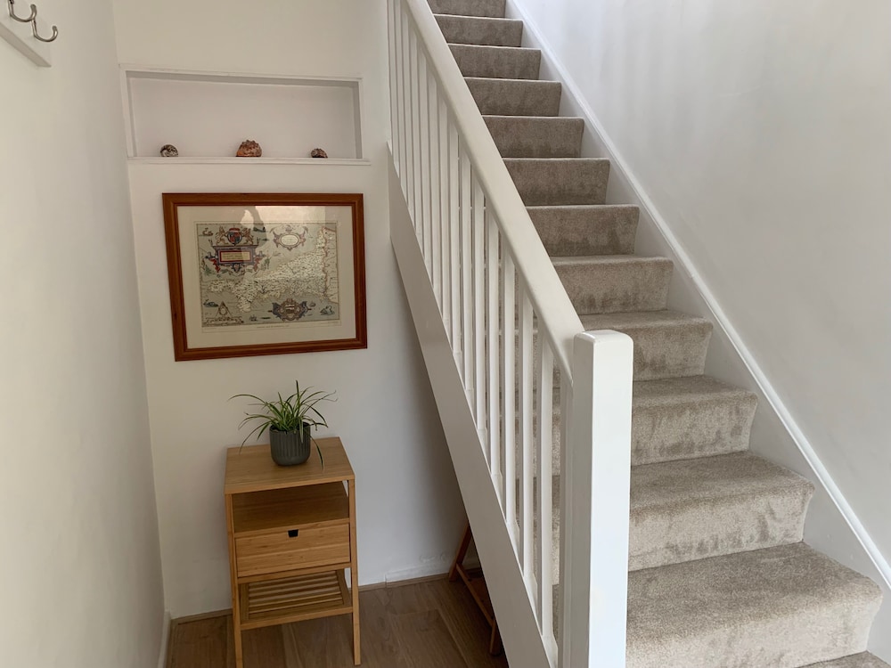 2 Bed-sleeps 4-parking-pets-10 min Walk to Beach