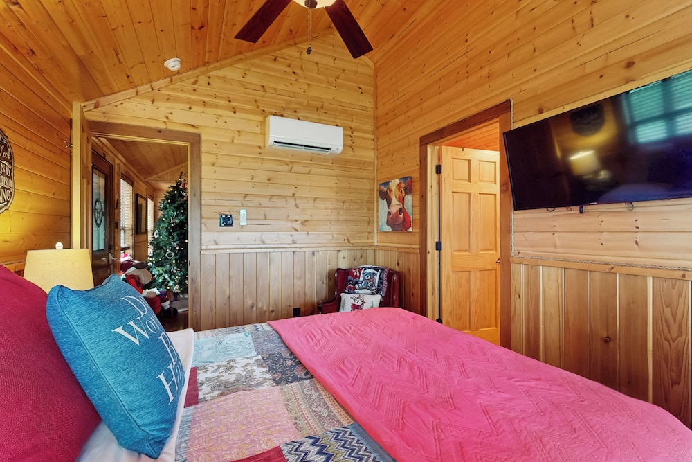 Water-view Cabin w/ Front Porch, W & D, Streaming