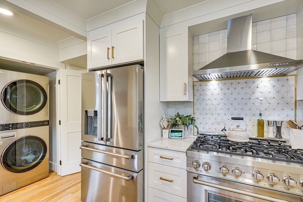 Dtwn Retreat w/ Game Room! Walk to Hampton Park