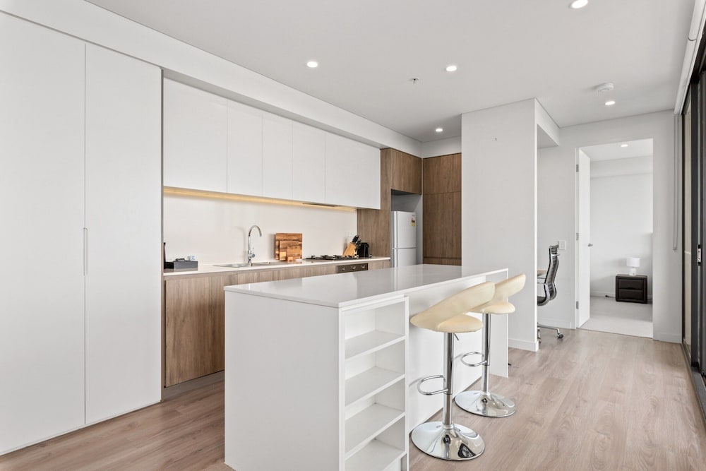 Luxe 2-bed: Modern Interiors, Balcony & BBQ Area