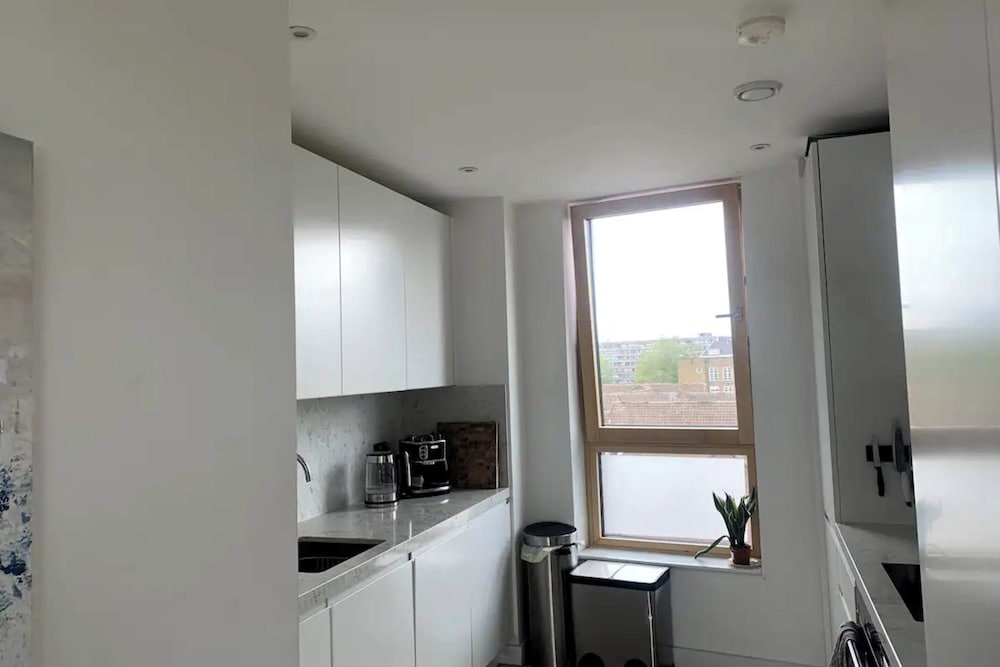 Stylish 2BD Flat With Private Balcony - Battersea