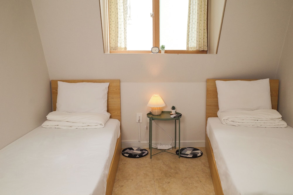 Starria Hostel foreign guest only 32