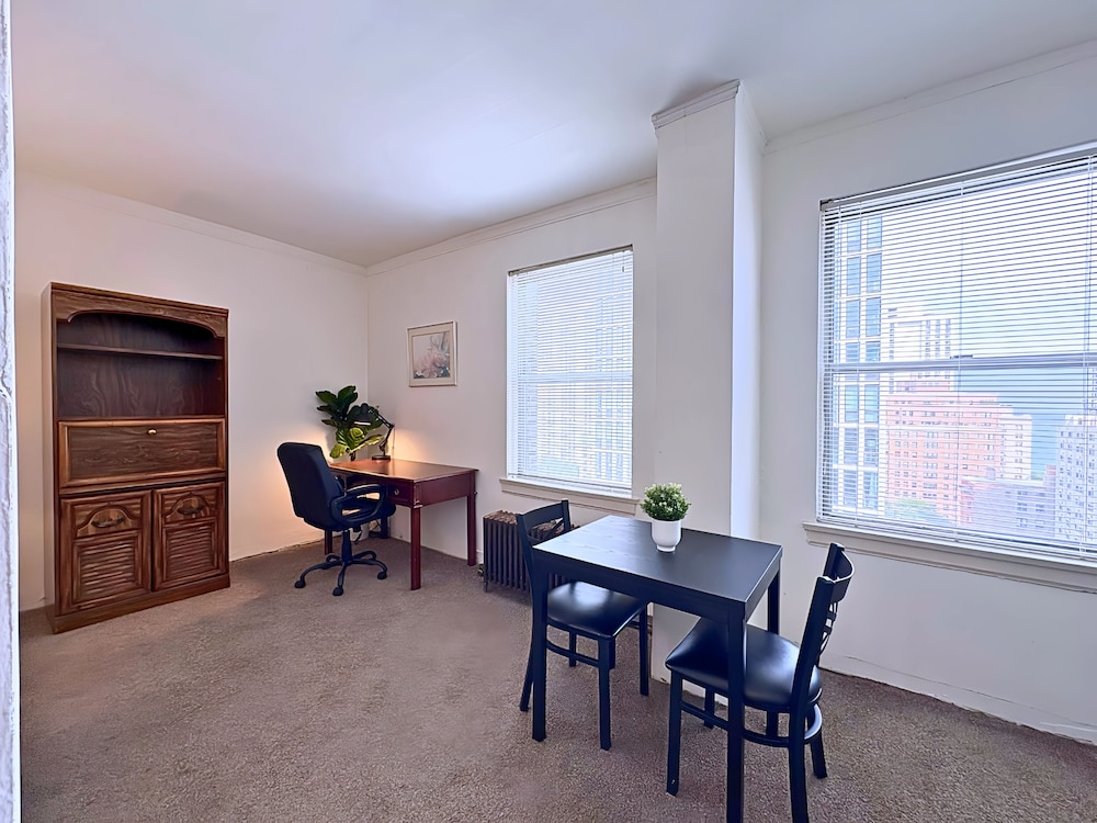 1BR Gold Coast Vintage Gem - SP 1700