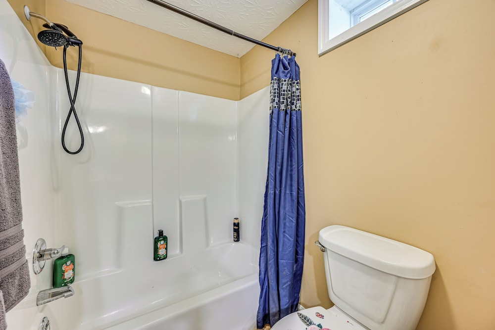6 Mi to Lake Liberty: Pet-friendly Home w/ Yard