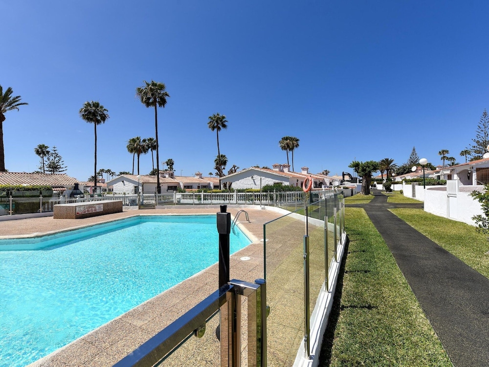 Central Bungalow With Pool