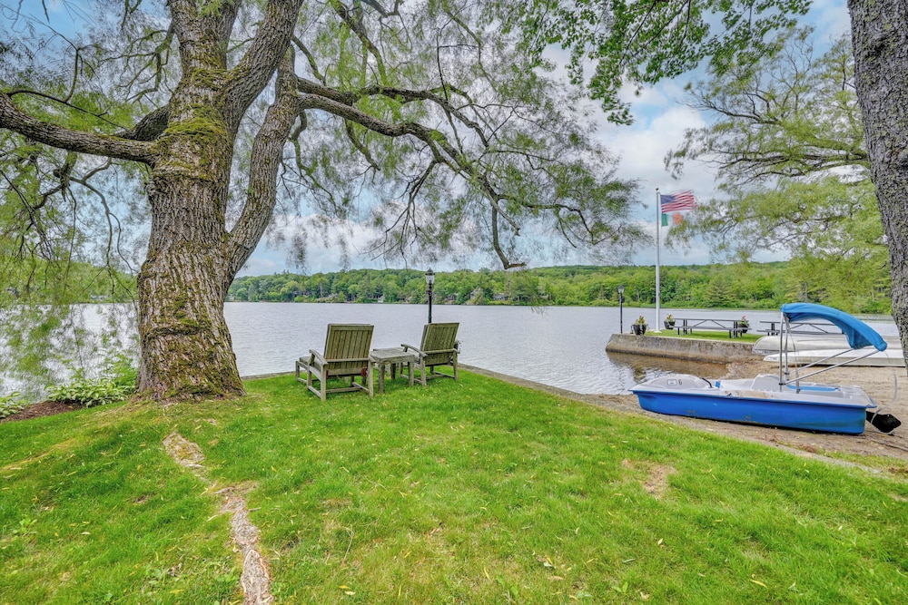 Lakefront Westhampton Cabin w/ Beach + Kayaks!